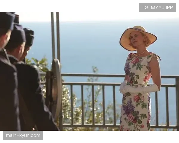 场边镜头:摩纳哥助教多次向场内呼喊,提醒球员注意保护己方右肋空当